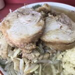 ラーメン二郎 - 分厚い豚2枚メチャウマい！