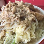 ラーメン二郎 - トッピングはニンニク・アブラ（豚カスアブラ）。