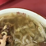 ラーメン二郎 - スープ表面のタップリ液体油。