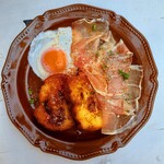 西班牙法式料理托里哈斯配火腿和煎蛋