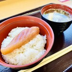 浜のかあさん食堂 - 『たらこごはんセット』
            税込600円
            
            ココは、2019年1月ＨＴＢ「おにぎりあたためますか」で紹介されたことがあります。
            その時は、隣の魚屋さんで刺身を買って、ココでたべていました。