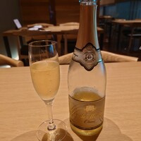 日本料理 「源氏」 ヒルトン名古屋 - ◯ノンアルコールスパークリングワイン
                    
                    デュク・ドゥ・モンターニュという銘柄となる。
                    
                    甘みはほどほどにありぶとう感がじんわり来る味わい。
                    炭酸で爽やかさがある。美味しい。