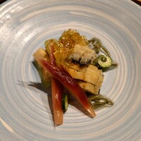 日本料理 「源氏」 ヒルトン名古屋 - それらが合わさると
                      香ばしくて鰻の旨味もあり、ゆ面白くて美味しい味わい。
                      
                      ただ箸だとじゅんさいとジュレが箸から逃げまくる（笑）