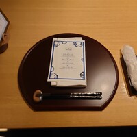 日本料理 「源氏」 ヒルトン名古屋 - テーブルセットアップ状況
                    メニュー表を見てたら品数少ないんで
                    書くのが楽そ〜とか思ってたら
                    まさか食事の代金が別なんて、、、
                    聞いてないよお〜（笑）