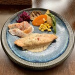 バルバルキッチンアメリ - ランチ：サーモン盛り(¥1,480) メイン
      塩サーモンとムニエルの盛合せ。以前食べたSABA盛りも同じだが、二つの料理の温度差をもっと際立たせる方がいいと思う。ムニエルの焼きも甘かった。
