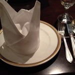 サイーファ ケバブ アンド ビリヤニ - テーブルセット。おしゃれ過ぎて本当にインドカレー屋さんなのかと疑ってしまう