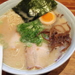 博多濃麻呂 - ラーメンが５００円になって、デフォのトッピングに味玉が増えた。