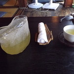 カフェ茶屋 珈夢 - 最初に届いた冷たい緑茶と冷たいオシボリです。　H25.9月撮影