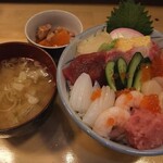 魚百 - 海鮮丼（850円）