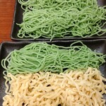  きのこ鍋＆きのこ料理専門店 何鮮菇 - 上（クロレラ麺だけはベジタリアン鍋セット）下（きのこ鍋セット）