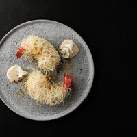 地中海のパスタ[カダイフ]で包んだエビのフリット