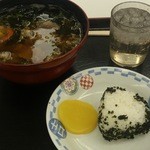 山口県職員会館 食堂 - 肉うどん370円　むすび80円