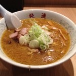 さっぽろ純連 恵比寿店 - サッポロ味噌ラーメン食べてきたよ。 あぶらが大杉。 店員が奇声を発するのがウルサイ。 高い。せいぜい600円でいいでしょう。 