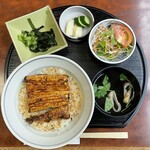 Unagi n - お吸い物(肝吸いではない)、酢の物、サラダ、香の物が付くランチメニューのうな丼