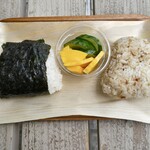 一食 - 朝セット：柴漬け、しらすおかか、コリンキーとキュウリのぬか漬け