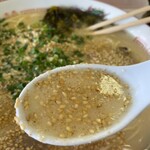 服部商店 東浜ラーメン - 胡麻たっぷり入れてます