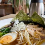 ラーメン鉾島 - チャーシュー、白髪ネギ、海苔、煮卵、もやし、ほうれん草、きくらげ等