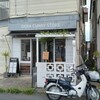 Okra - 店の正面とカブ