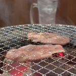 Shichirin Yakitori Icchou - 塩タン焼き中！