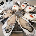 オイスタールーム - サワークリームとイクラのオイスターカクテル