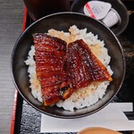 Honkaku Sumiyaki Unakichi - ◯うな丼
                        どうやらガス焼きみたいで
                        皮は湿っててブヨっとしている。
                        恐らく作り置きなのだろう。