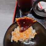 Honkaku Sumiyaki Unakichi - 皮目は薄めで肉厚も薄め。
                        市販のうなぎのタレの様な味わいで
                        味醂や砂糖の味わいが全面にやって来る。
                        最後に舌に残る味わいも甘みだよねえ。