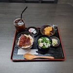 Honkaku Sumiyaki Unakichi - ●アイスコーヒー　528円
                        ●ミニうな丼セット　＋440円
                        ■合計　968円
                        
                        まずは千円以下でドリンクと
                        うな丼のセットを出されていることに感謝したい。
                        炭火焼でないのは当然かと思われる。