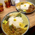 ハルダモンカレー - オリジナルチキングリーンカレーとラムキーマコルマの あいがけ