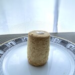 loma - ◆プレーンスコーン(300円）・・円柱形の宇コーンは珍しい。 福岡県産の小麦と無農薬麹で作った自家製塩麹を使用し、卵・乳製品不使用で焼き上げたスコーン。 通常のスコーンよりもサクサク食感で、ココナッツも入っているのかしら。
