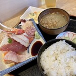 くるまや - ▶︎刺身定食　1,100円税込
ご飯.味噌汁.漬物.ポテトサラダ付
▶︎ランチビール 100円税込