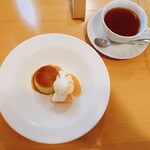 赤い屋根 - セットの食後のデザートと紅茶