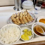餃子の王将 - 新しい餃子定食(¥710+税)ごはん大盛(+¥50+税)
諸物価高騰の昨今、多少の値上がりは仕方ない。
たが、¥110値上げした上にポテサラダや鶏唐揚げ、キャベツまでもなくなるとは…。がっかりした。