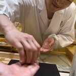 兄弟寿し - のど黒は手渡しで