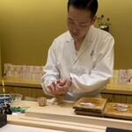 兄弟寿し - のど黒を握る