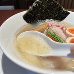 酒肴場 屯 - ぎゅっと凝縮された帆立出汁を旨みの昆布水と白醤油でキリッとまとめた逸品