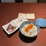 酒肴場 屯 - 海鮮丼¥500は、カツオ、ツムブリ、シマアジ、マコガレイ、アジ、生タコ、釜揚げしらす、イクラ