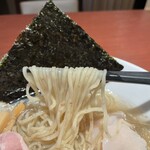 酒肴場 屯 - 全粒粉入りの細麺はしっかりコシがありスープとの相性抜群