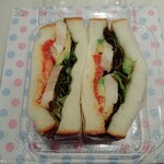Sakurambou - 国産鶏とアボカドのサンド (380円・税込)