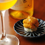 米菜°sakura 織音寿し - ウニには同じ色のオレンジワインを