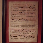 インカント - カウンター横には、かなり昔（うん百年前）の楽譜。