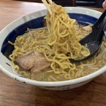 麺屋 玄 - 味噌スープが(中太ちぢれ卵麺)に絡み相性バッチリ
