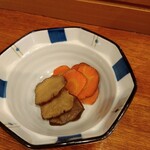 俺の中華たなか家 - サービスおつまみは「いぶりがっこ」。お初な「いぶり人参☆」はなかなかイケてました(*^^*)v