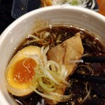 俺の中華たなか家 - 熱々つけ汁へトッピング類を先に沈めておきます♯