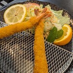 花ゆず - 伊勢うどんセットのエビフライとミント添えのサラダ
