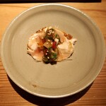 とり茶太郎 - 胸肉たたき2種（奥：黄金シャモ、手前：宮崎 地頭鶏）