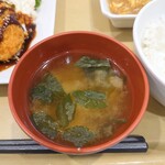 Shokudou Keyaki - 三つ葉を放したお味噌汁は熱々で美味しい。