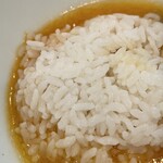 中華そば 桐麺 - 最後は、ご飯50円をダイブさせて、出汁の効いた美味しい玉子がけご飯となります。