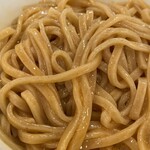 中華そば 桐麺 総本店 - 玉子と底にある醤油ダレを良くかき混ぜて頂きます。