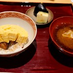 銀座 しのはら - 更に出汁巻をのせボリュームたっぷり