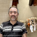 玉笑 - 店主の浦川さんは、老舗の蕎麦屋である名店『竹やぶ』で修業を積み、2011年に独立。殻から石臼で引き粉にする自前の蕎麦。
